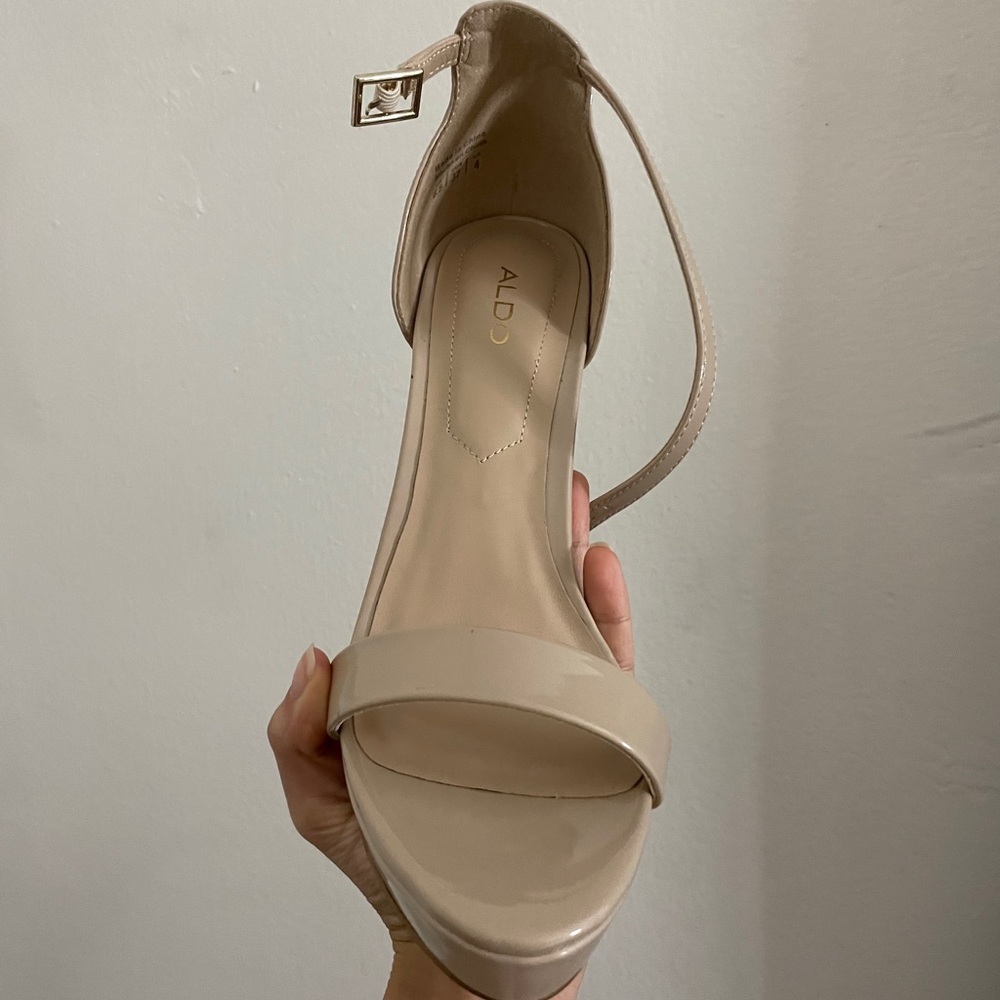 PATEN LEATHER NUDE HEEL